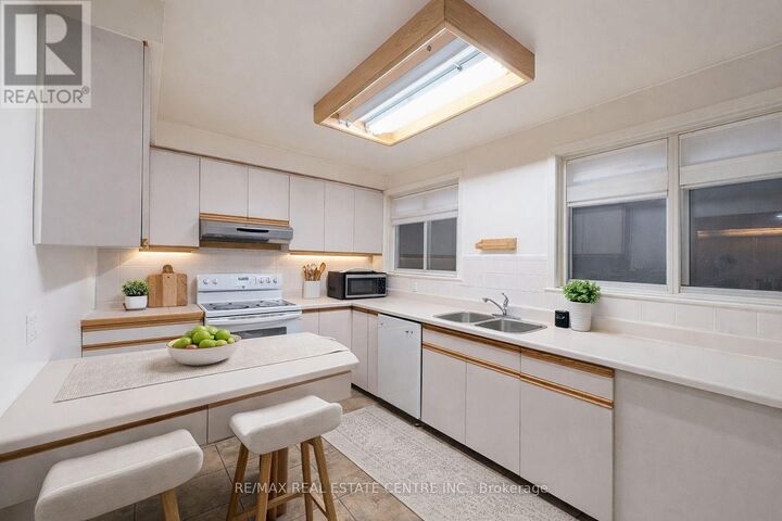 Property Photo:  593 Indian Road  ON L5H 1R1 