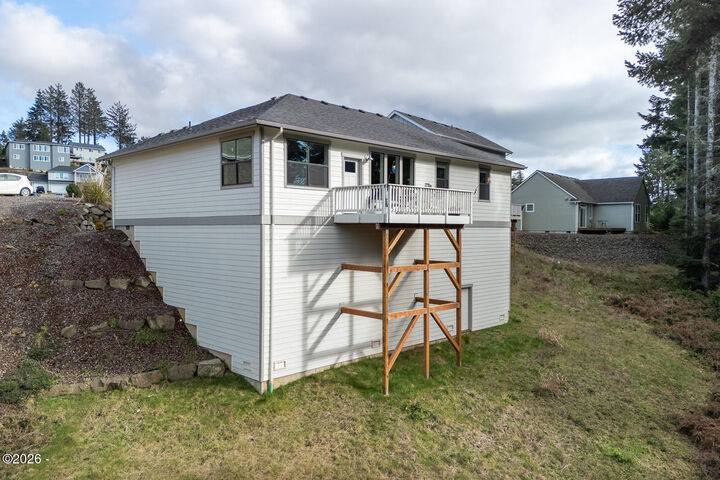 Property Photo:  4145 SE Inlet Avenue  OR 97367 