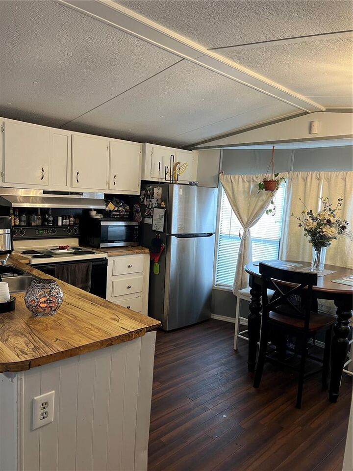 Property Photo:  1440 Peach Street  FL 32703 