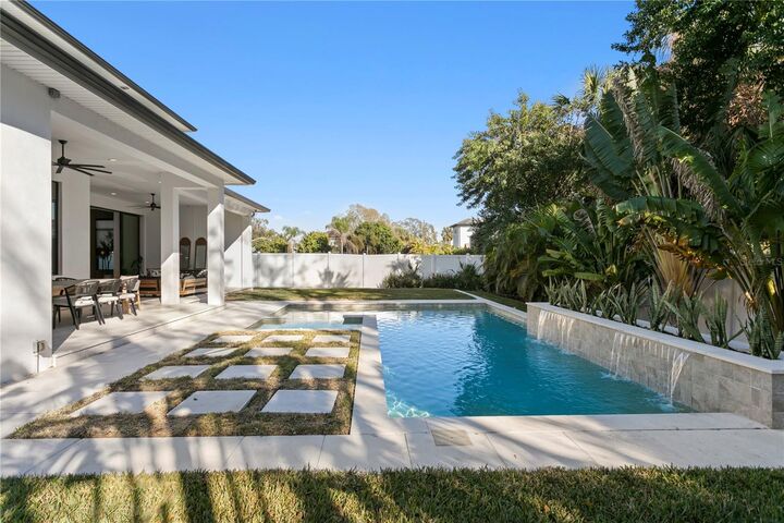 Property Photo: 4304 W Jetton Avenue FL 33629