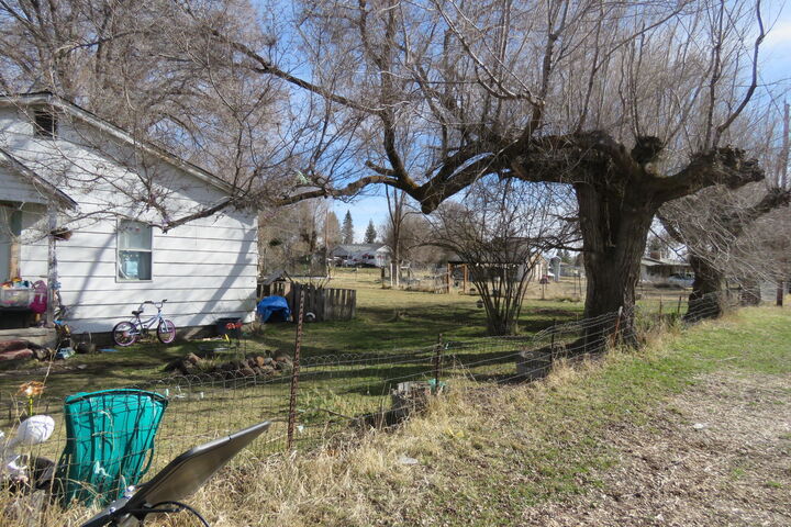 Property Photo: 1747 Hope Street OR 97603