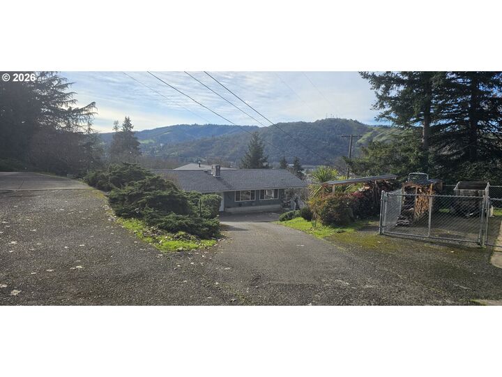 Property Photo:  1123 SE Hawthorne Dr  OR 97470 