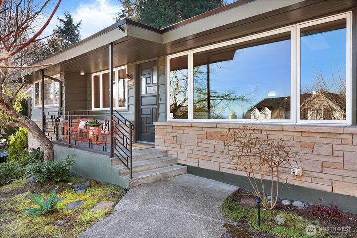 Property Photo:  839 W Etruria Street  WA 98119 