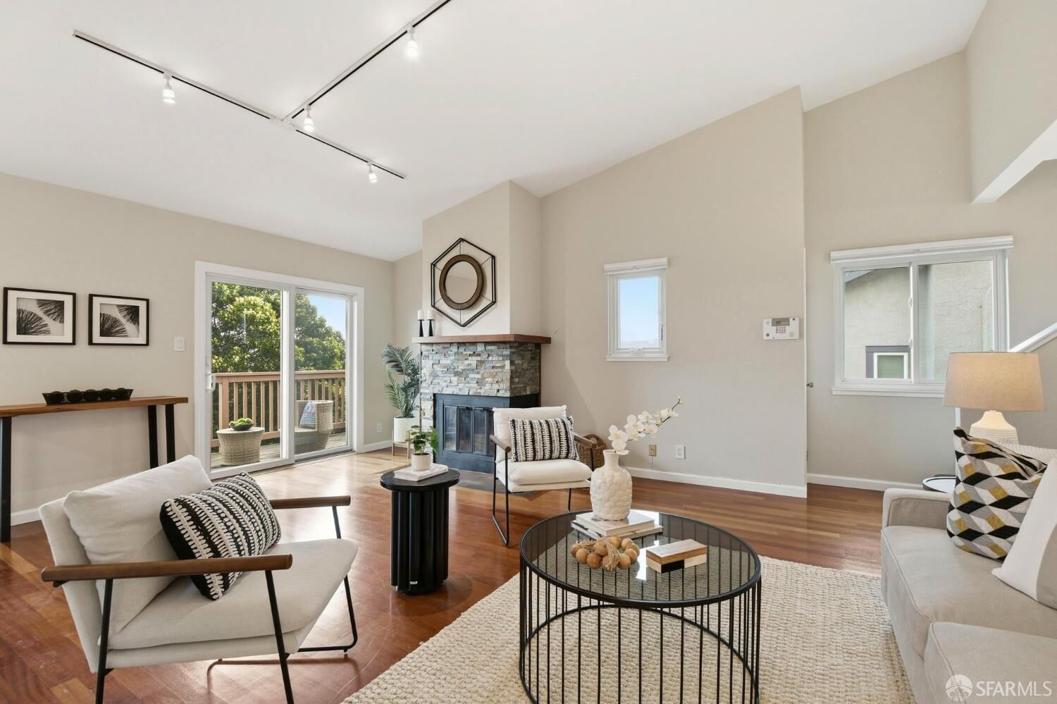 Property Photo:  35 Whitecliff Way  CA 94124 