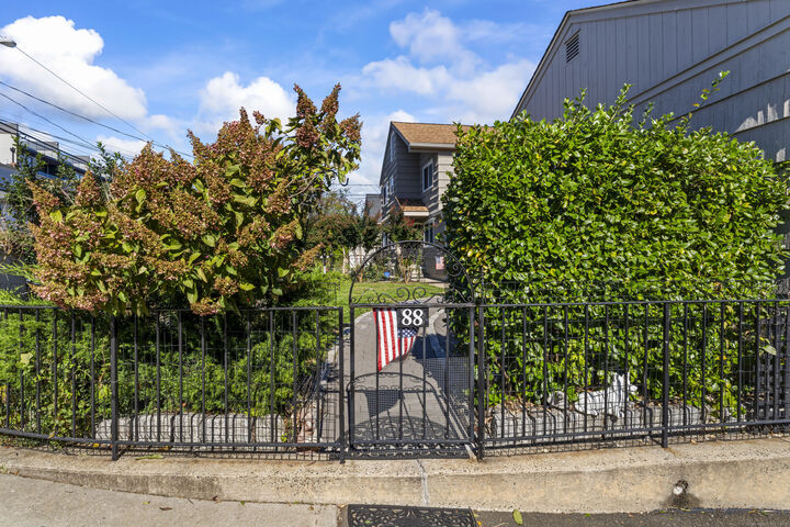 Property Photo:  88 Dean Street #1  CT 06902 