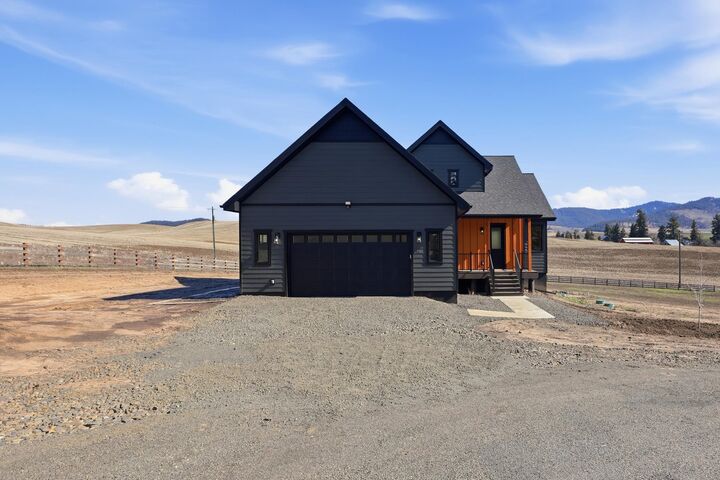 Property Photo:  402 N Vine St  WA 99018 