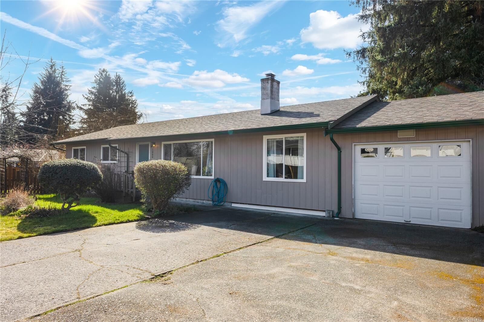 Property Photo:  1860 Cranberry Cir  BC V9W 5P9 