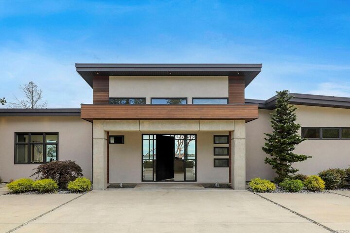Property Photo: 1724 Oak Leaf Dr BC V9P 9J4