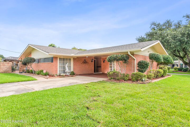 Property Photo:  209 Robert Drive  LA 70506 