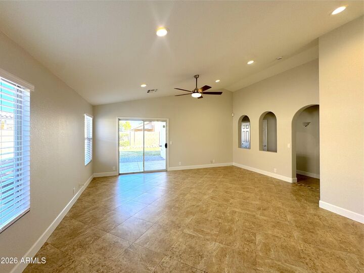 Property Photo:  2516 E Camellia Drive  AZ 85296 