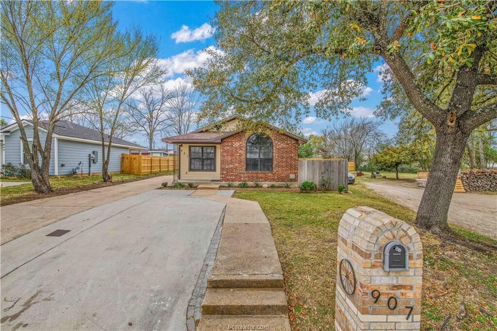 Property Photo: 907 West 16th Street TX 77803
