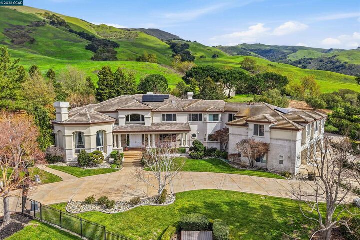 Property Photo: 2981 Grapevine Ter CA 94539