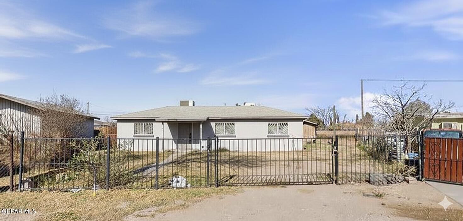 Property Photo: 445 Suzi Way TX 79927