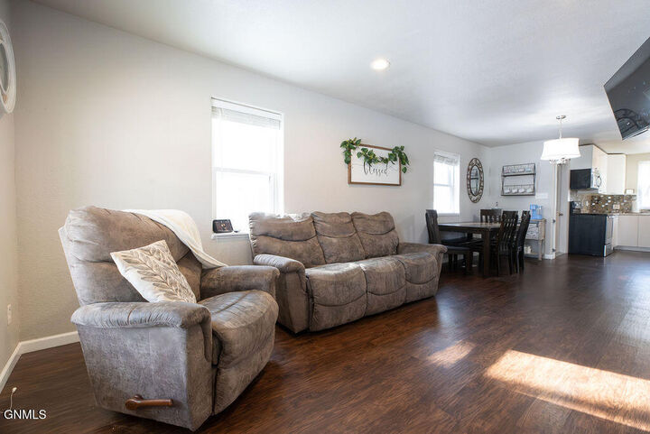 Property Photo:  405 6th Avenue NW  ND 58554 