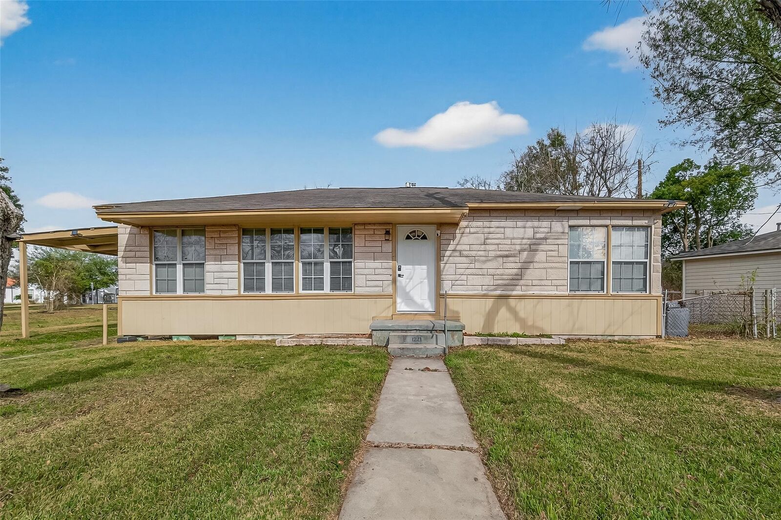 Property Photo:  1221 Parkway Street  TX 77520 