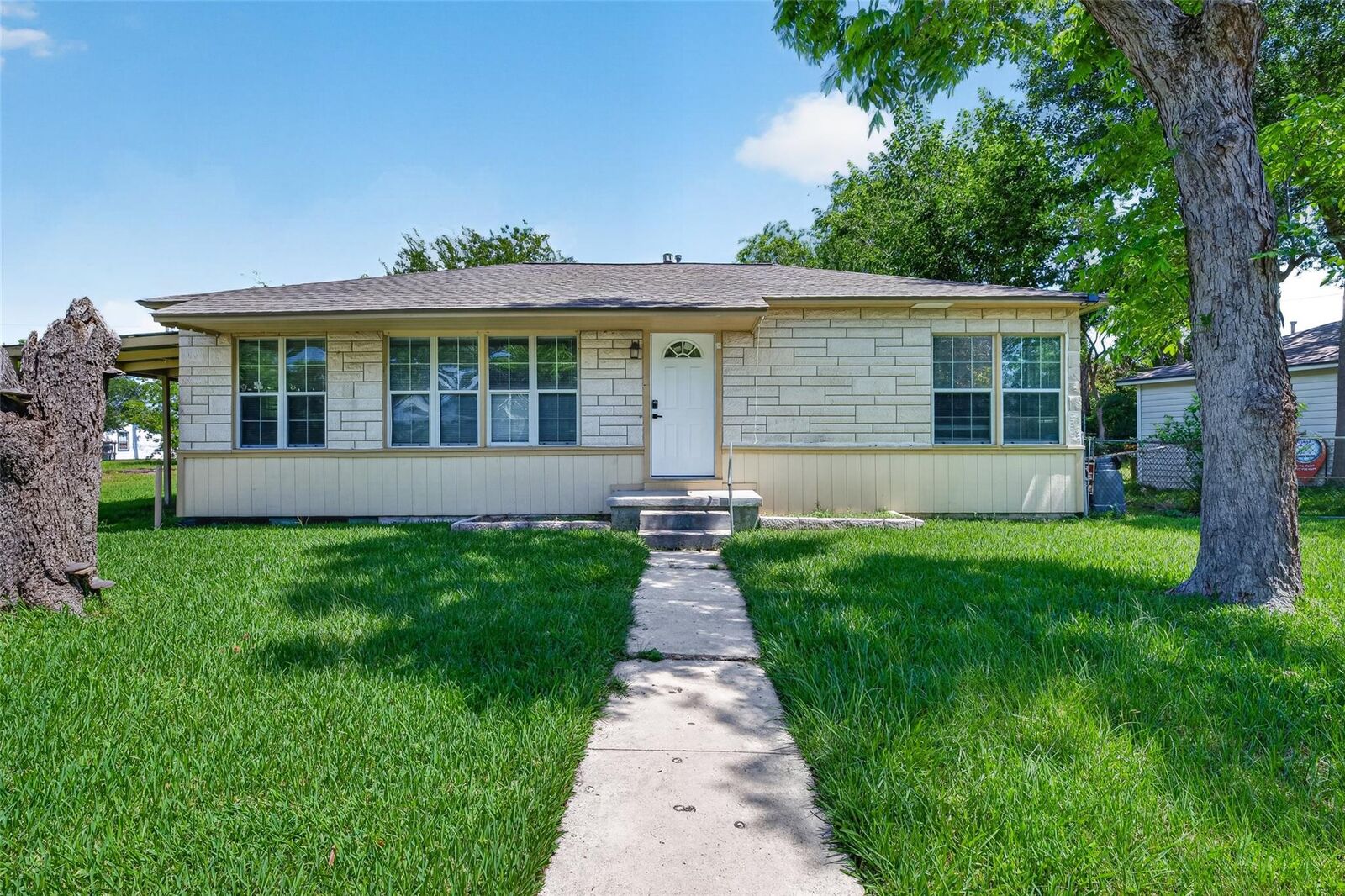 Property Photo: 1221 Parkway Street TX 77520