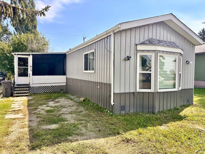 Property Photo: 613 Iris Street AB T0J 2W0