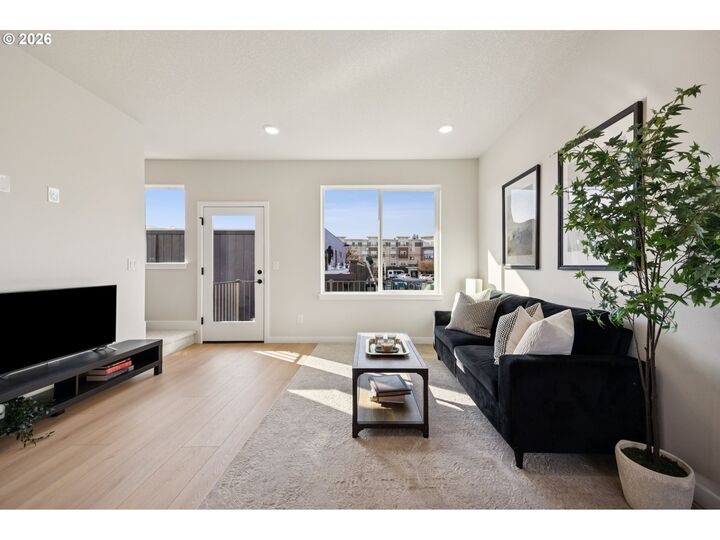 Property Photo:  1731 SE Clatsop St  OR 97202 