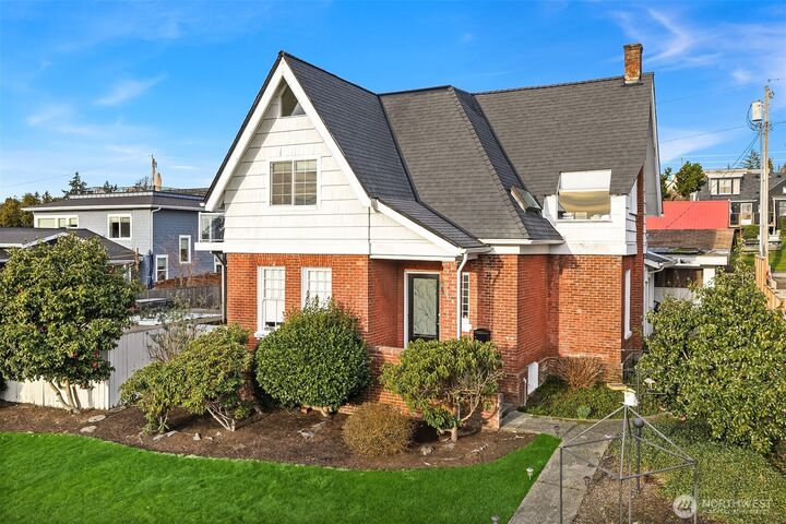 Property Photo:  424  8th Avenue W  WA 98033 