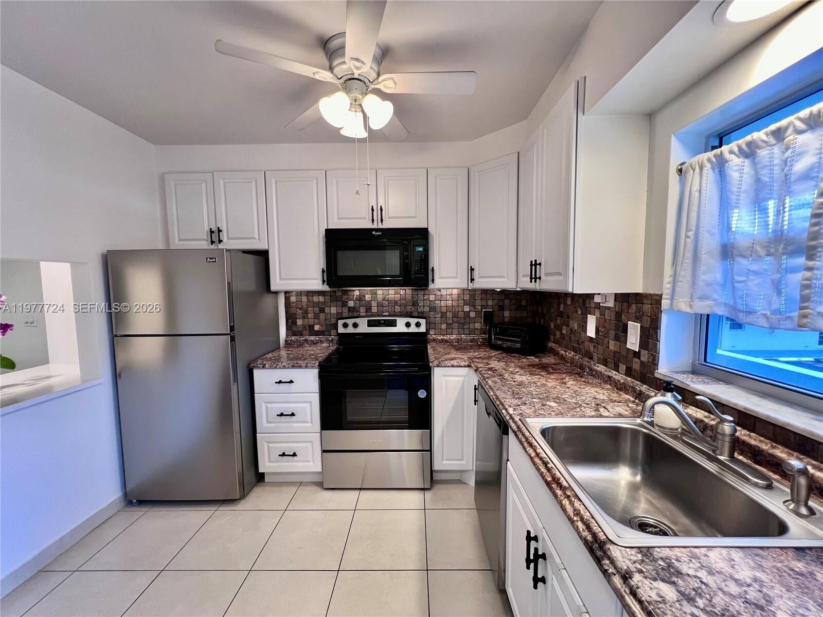 Property Photo: 1400 NE 55th St 201 FL 33334