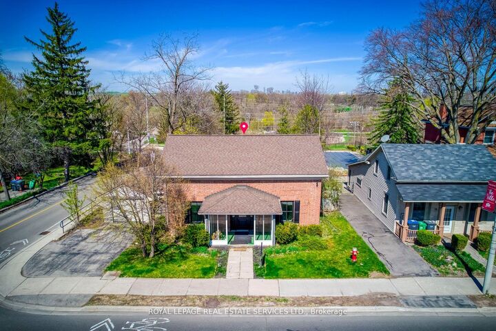 317 Queen Street S — photo 1
