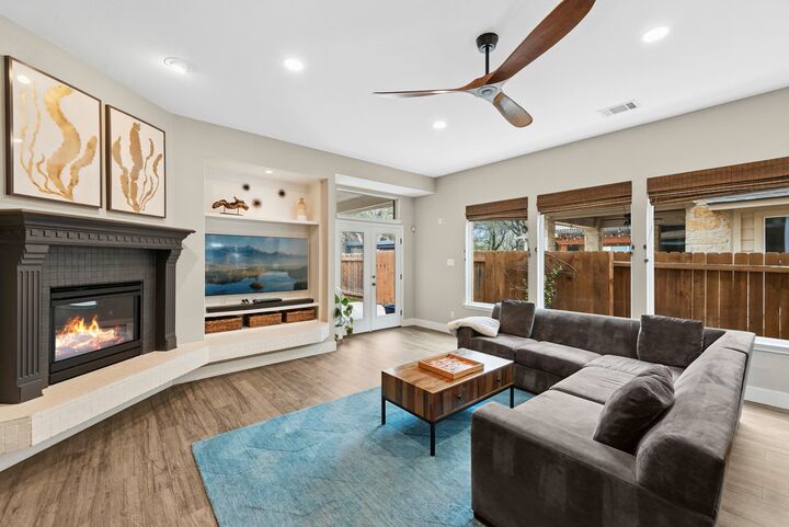 Property Photo:  320 El Socorro  TX 78732 