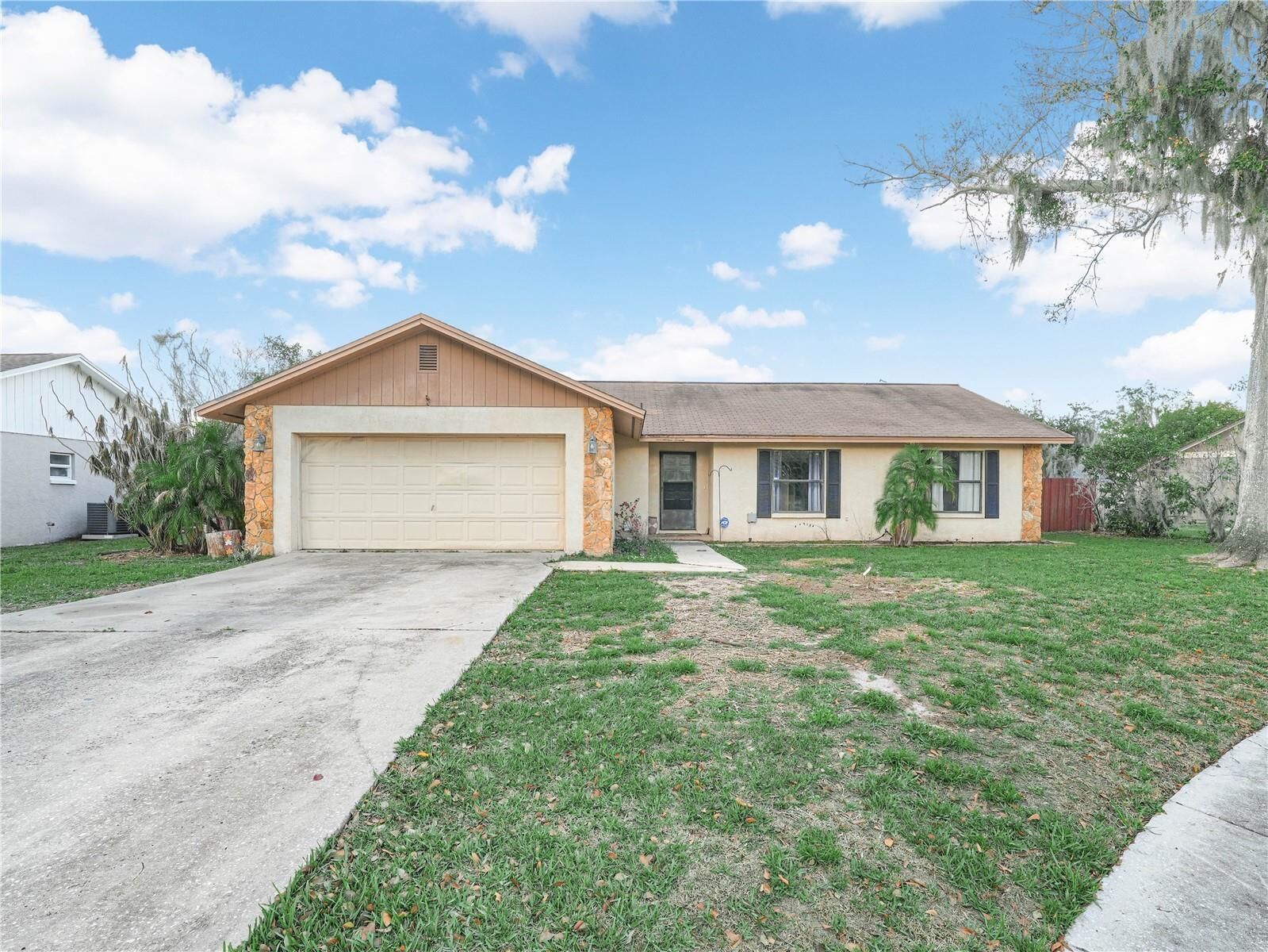Property Photo: 2610 Sprucewood Lane FL 33563