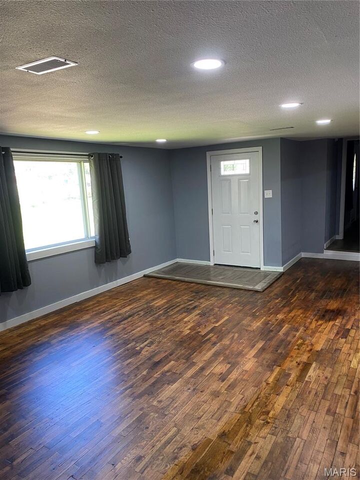 Property Photo: 208 E High Street MO 65565