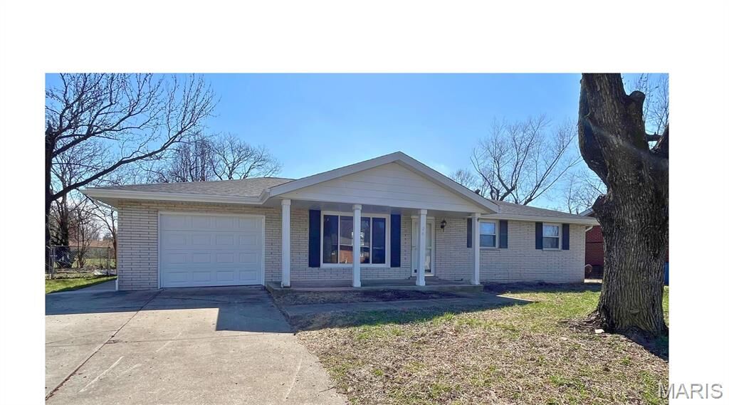 Property Photo: 26 Victoria Drive IL 62040