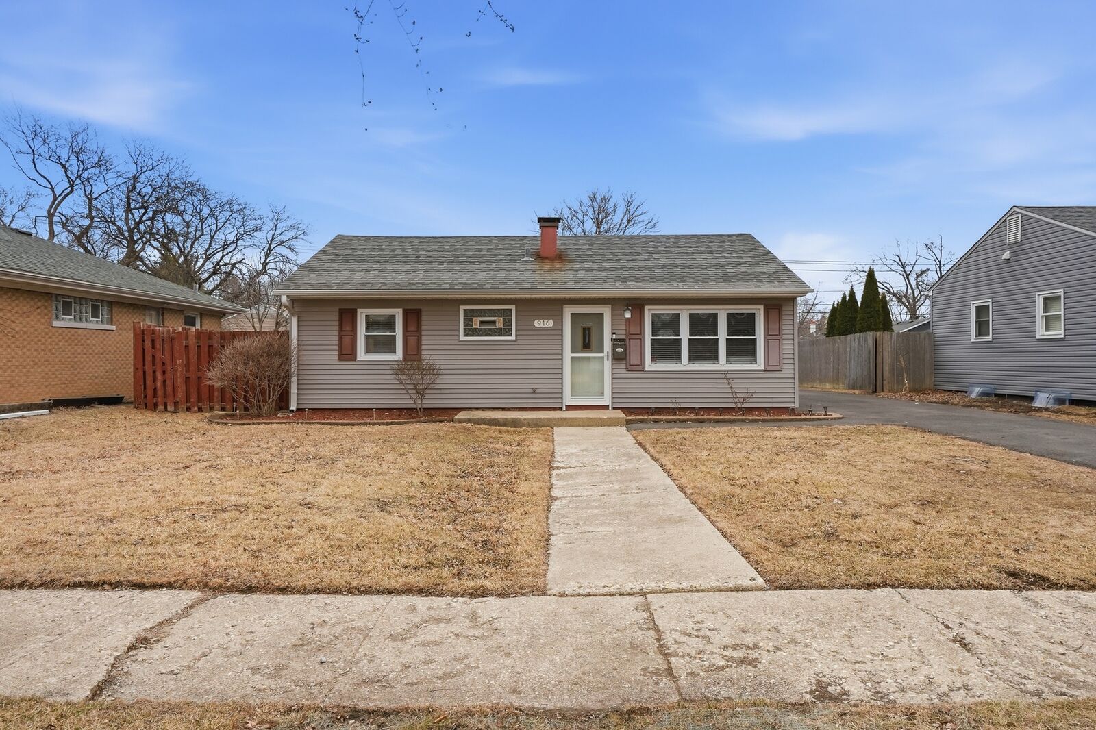 Property Photo:  916 Barthelme Avenue  IL 60435 