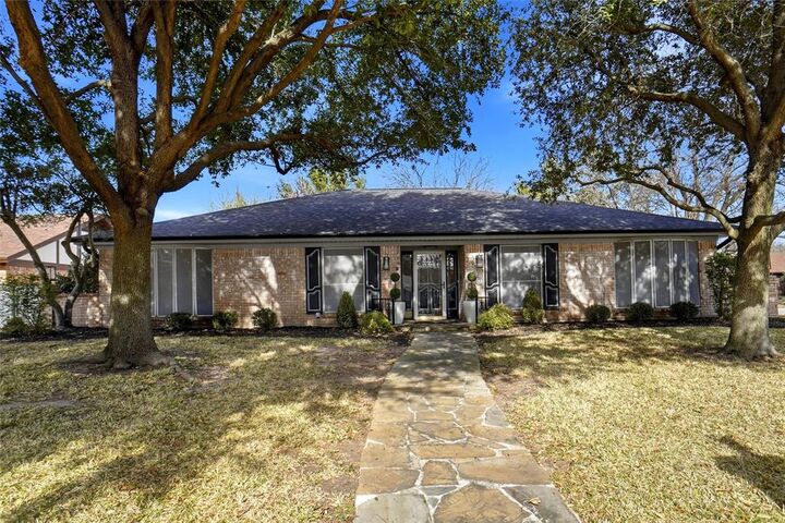 Property Photo:  200 Hillview Drive  TX 76054 