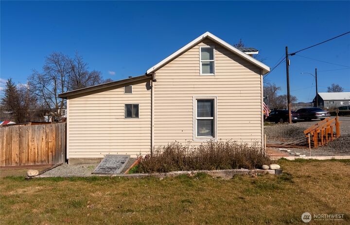 Property Photo:  330  Edmonds Street  WA 98841 