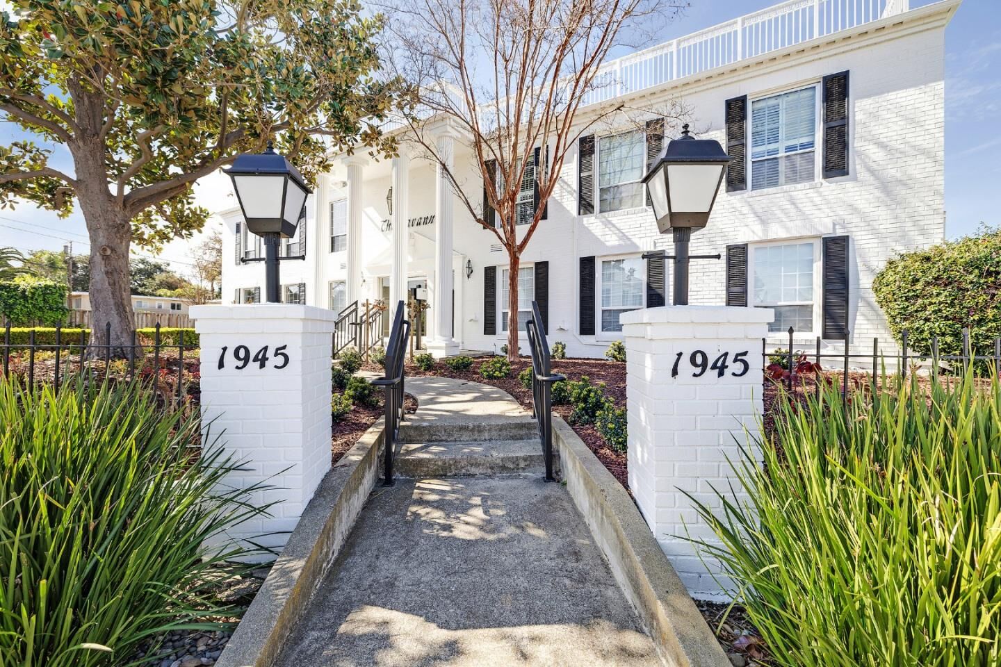 Property Photo:  1945 Mount Vernon Court 3  CA 94040 