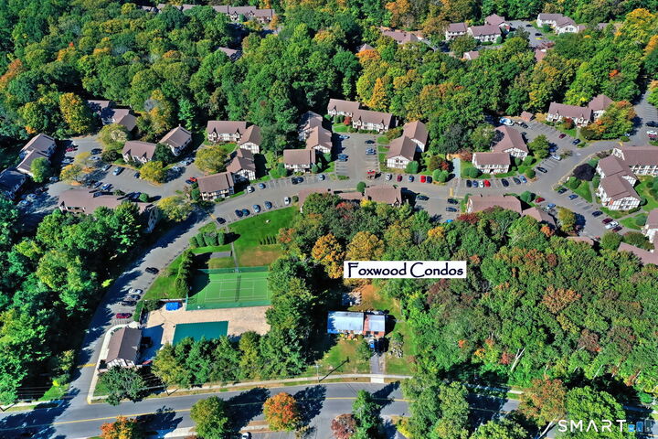 Property Photo:  110 Foxwood Close 110  CT 06461 