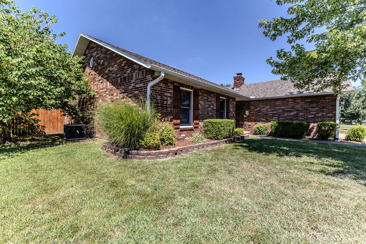 Property Photo:  2115 S Hedgewood Drive  MO 65613 