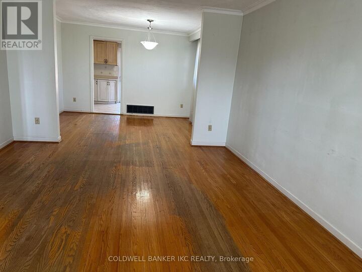 Property Photo:  2220 Springfield Court  ON L5K 1V2 