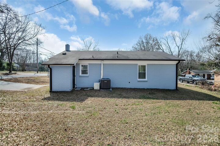 Property Photo:  200 W Shannonhouse Street  NC 28152 