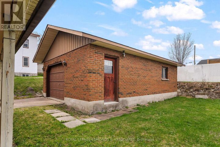Property Photo: 90 Deacon Street ON K8A 2J4