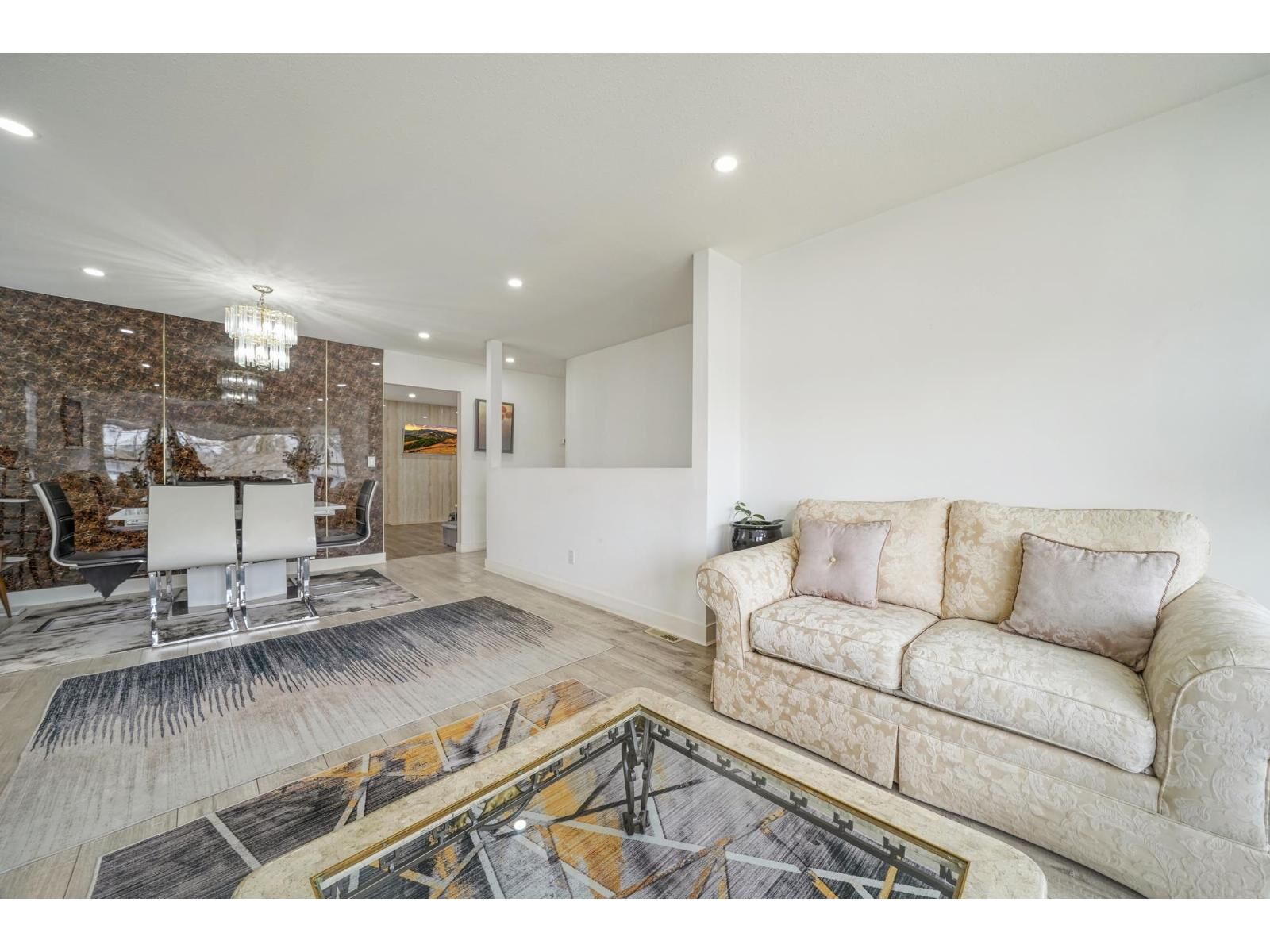 Photo de la propriété:  11866 98 Avenue  BC V3V 2J4 