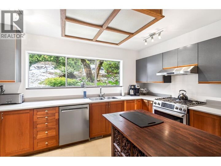 Photo de la propriété:  1174 Chateau Place  BC V3H 1N6 