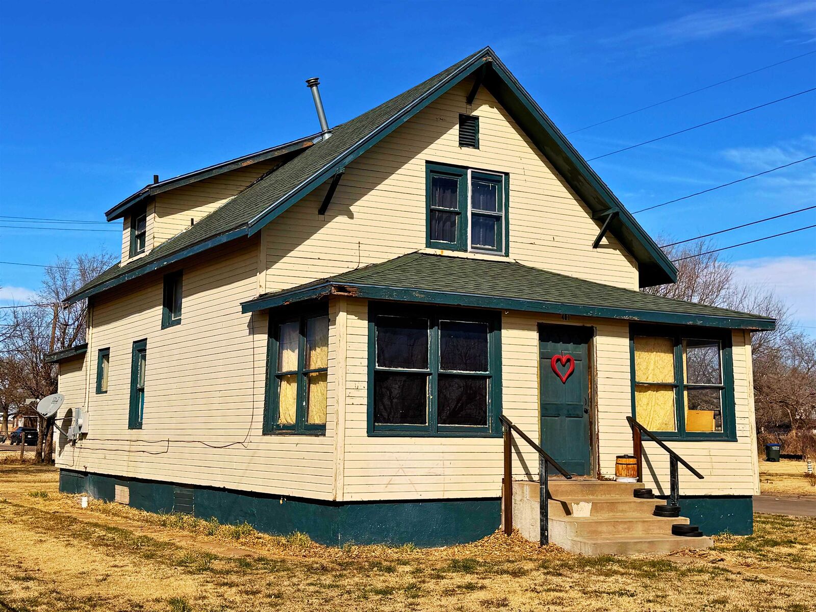 Property Photo:  401 Smith St  KS 67801 