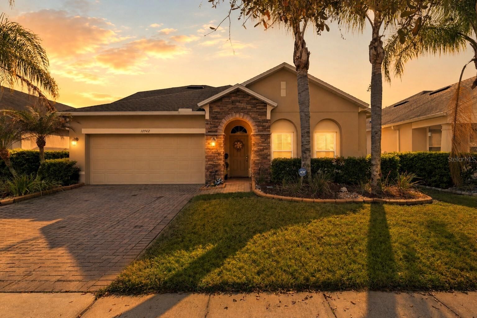 Property Photo: 10942 High Bush Court FL 32825