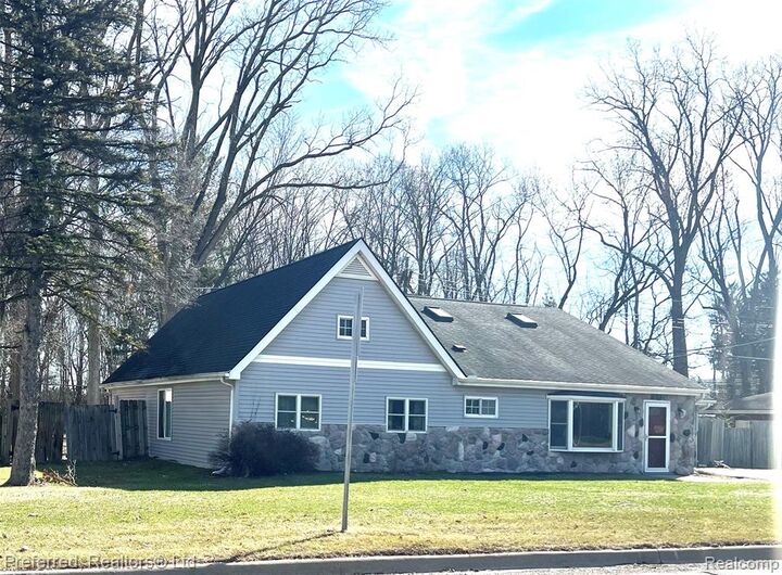 Property Photo: 17300 Merriman Road MI 48152 3354