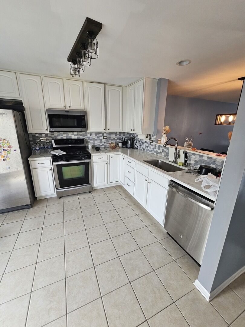 Property Photo:  621 Lincoln Station Drive 621  IL 60543 