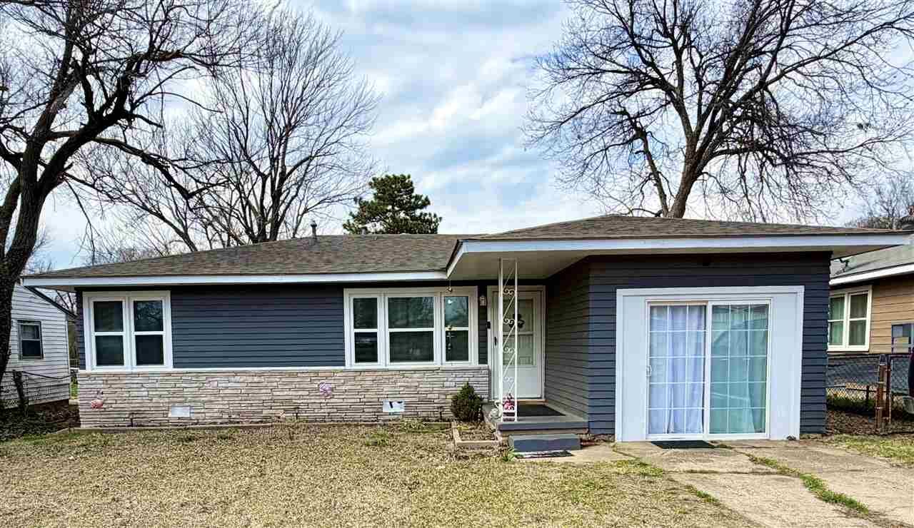 Property Photo:  950 N Palm Street  OK 74601 