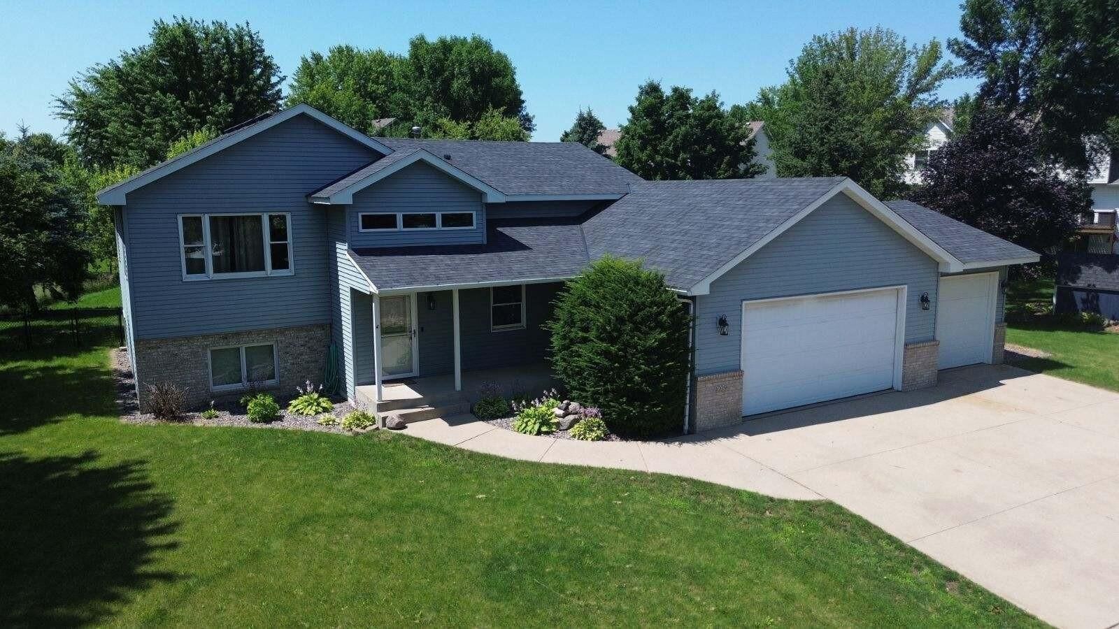 Property Photo:  1009 Fairway Boulevard  MN 55349 