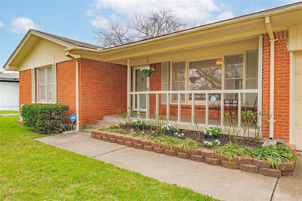 Property Photo: 1206 Usher Street TX 76126