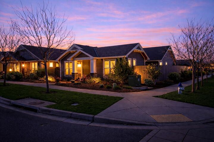 Property Photo:  528 Waterbury Way  OR 97504 