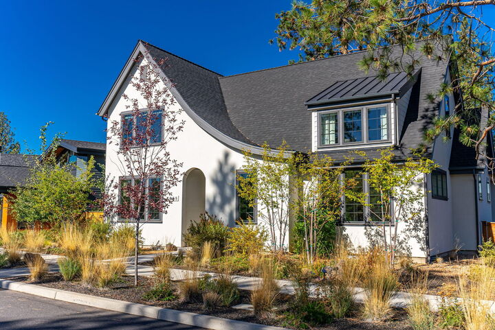 Property Photo:  3068 NW Blodgett Way  OR 97703 