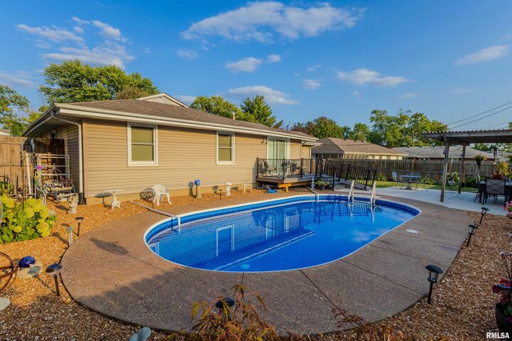 Property Photo: 4621 N Woodview Avenue IL 61614